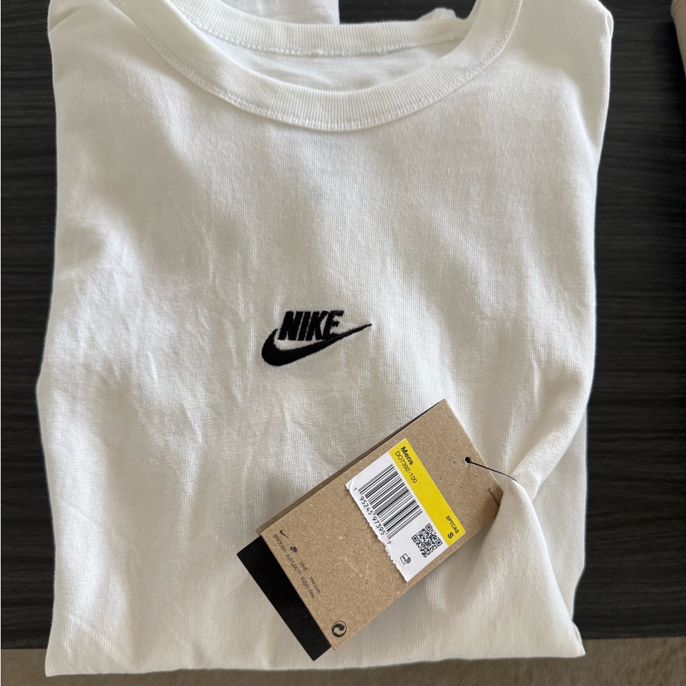 NEW The Nike Tee Loose Fit Shirt